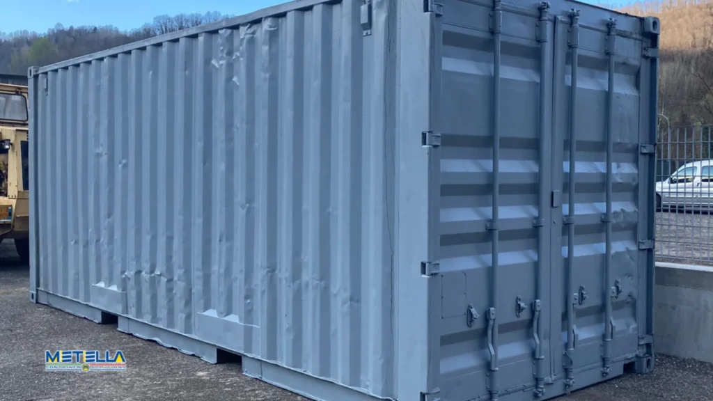 Modulo marittimo grigio con porte di accesso