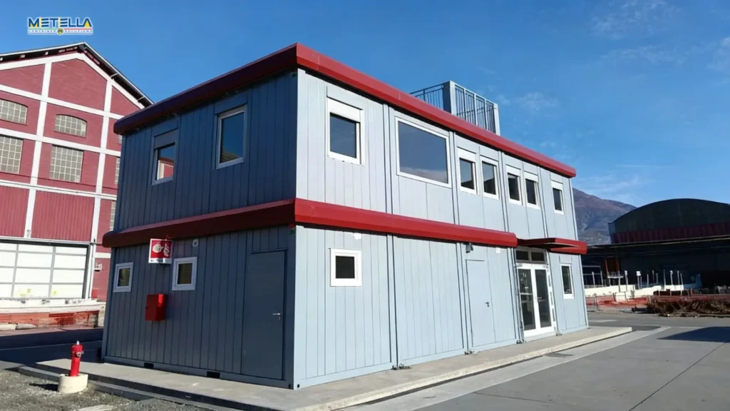 Studentato su due livelli con entrata vetrata e ampie finestre per luce naturale